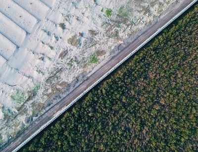 白天空旷道路航拍